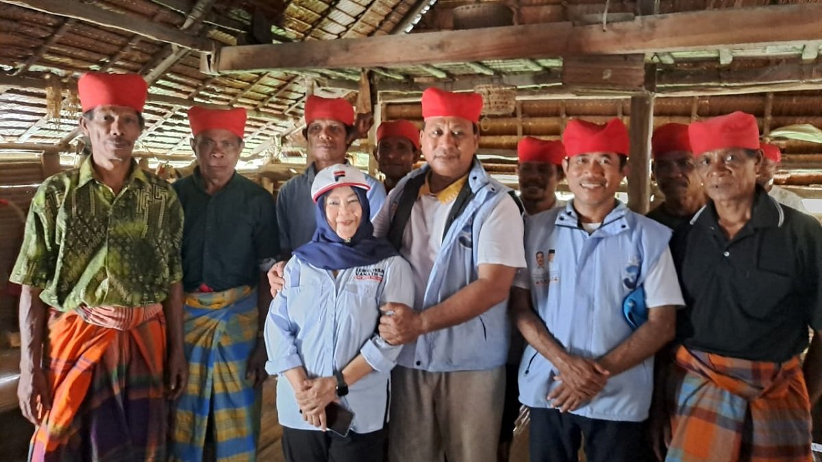 Calon Wakil Gubernur Maluku Nomor Urut 3, Abdullah Vanath (tengah) didampingi Istrinya Rohani Vanath dan Ketua DPD Partai Gelora, Thalib Soumena bersama sejumlah pemuka adat Suku Naulu di Dusun Bunara, Kecamatan Amahai, Kabupaten Maluku Tengah, Kamis (17/10/2024) (Foto : Istimewa)