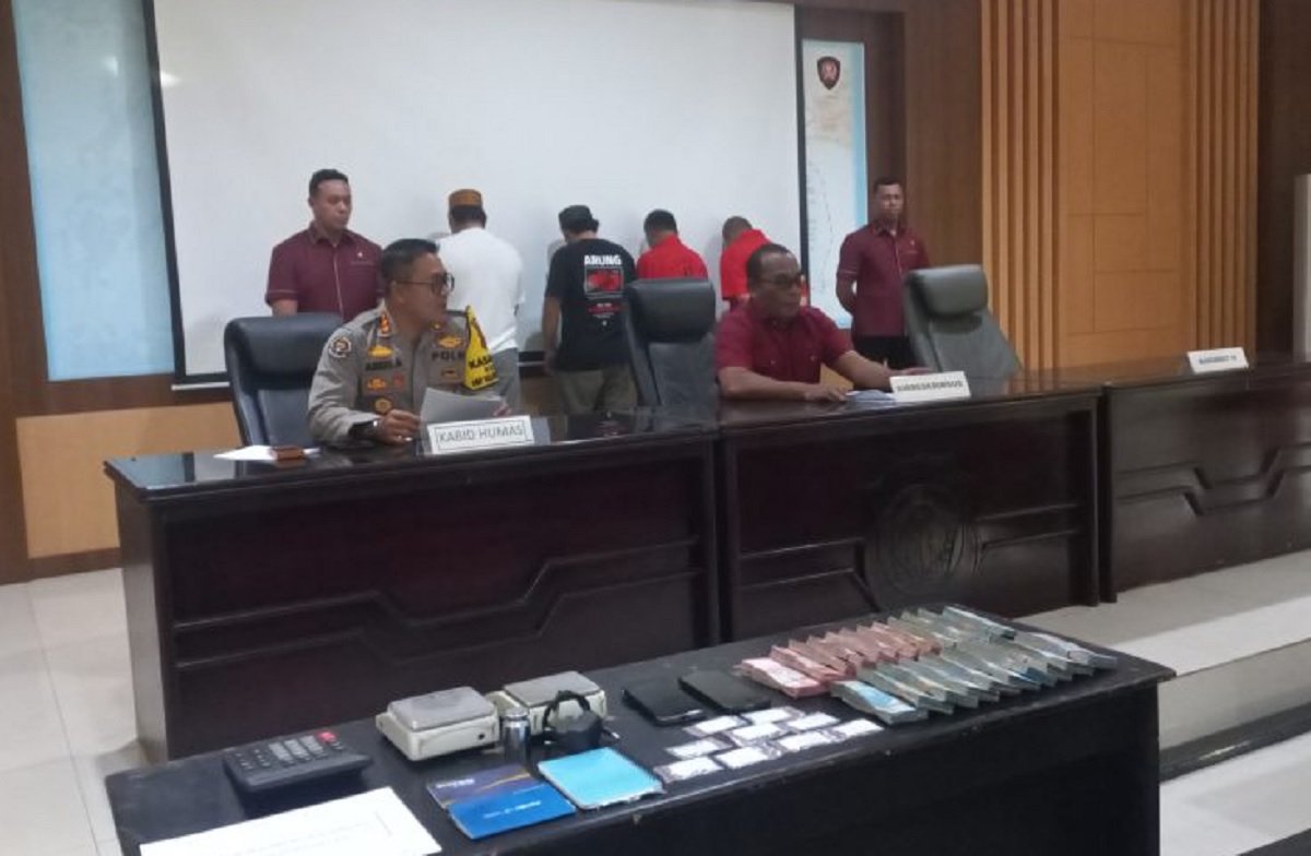 Kabid Humas Kombes Pol Areis Aminnulla, saat konferensi pers terkait pengungkapan kasus penertiban penambang illegal gunung botak