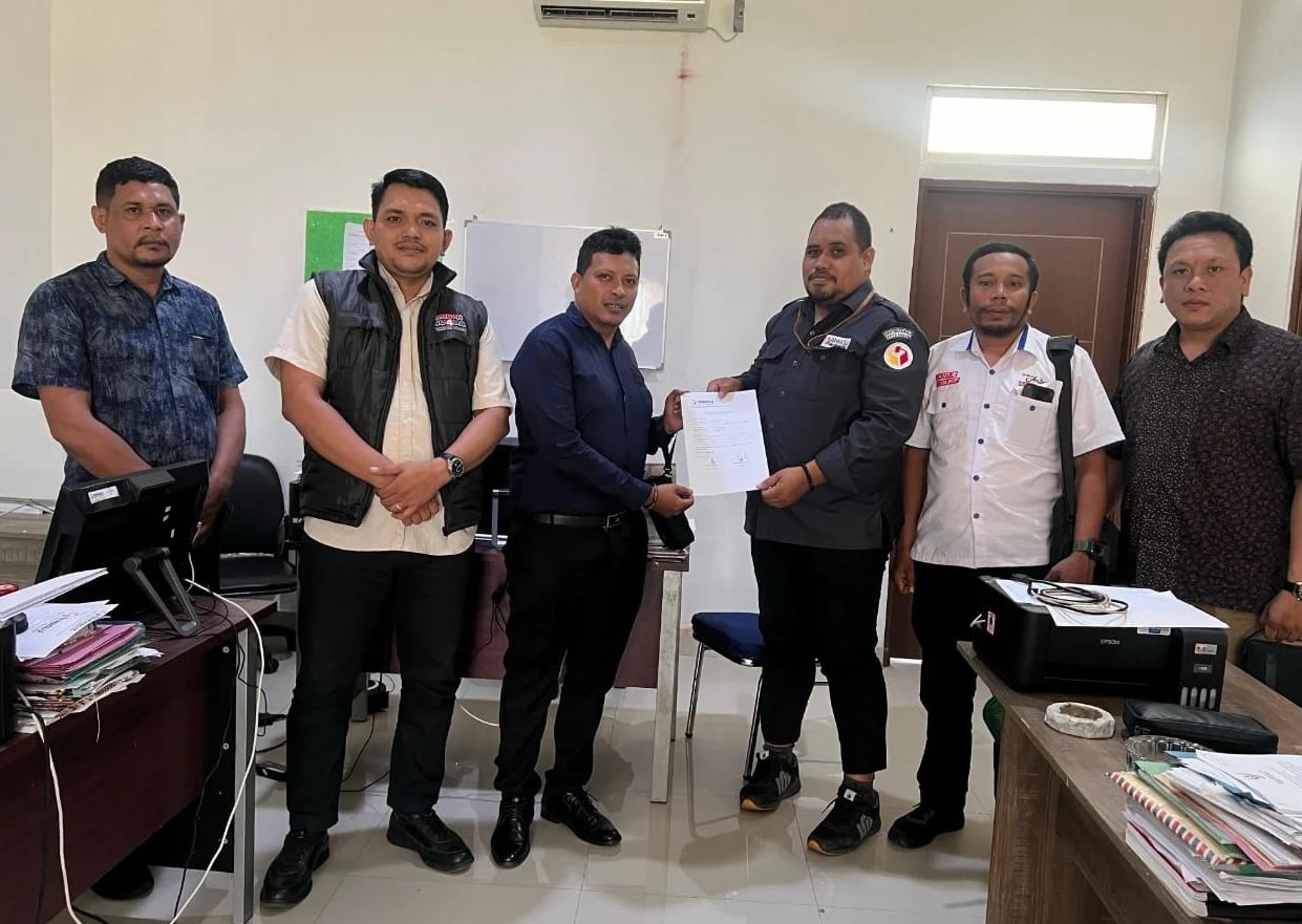 Tim kuasa hukum pasangan Jantje Wenno dan Syarif Bakri Asyathry sat melaporkan tindakan pengrusakan APK di Bawaslu Kota Ambon