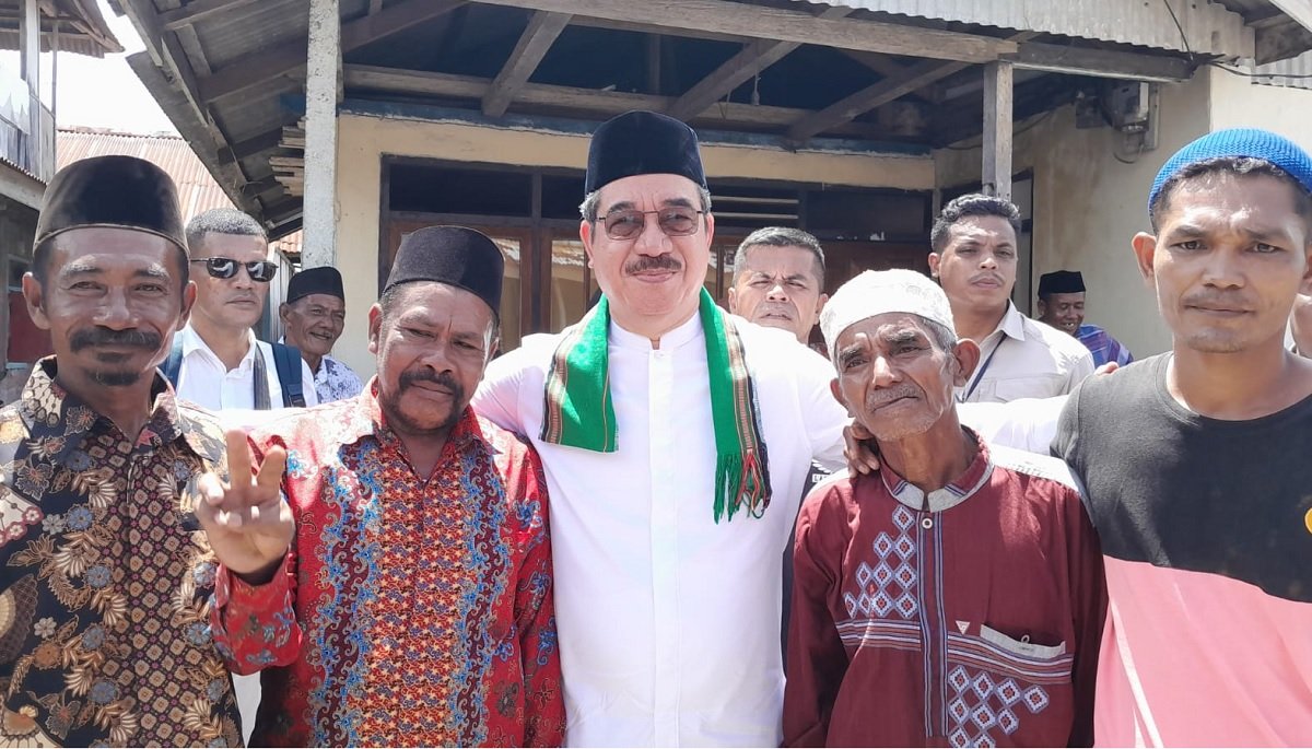 Calon Gubernur Maluku, Hendrik Lewerissa diapit tokoh agama dan masyarakat saat mengunjungi Negeri Tomalehu Barat, Kecamatan Pulau Manipa, Kabupaten Seram Bagian Barat, menghadiri prosesi penurunan dan pemasangan tiang Alif Masjid Ar-Rahman (Foto : Istimewa)