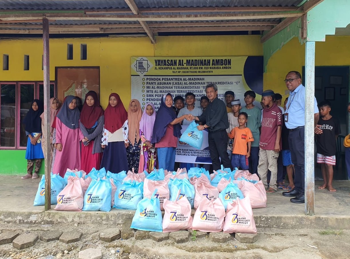 Penyerahan bantuan paket sembako dilakukan Direktur Umum, Bank Maluku Malut, Pierre Mahulette kepada pengelolah Yayasan Al-Madinah Ambon,  Dusun Wara,  Kecamatan Sirimau, Kota Ambon, Senin (21/10/2024).