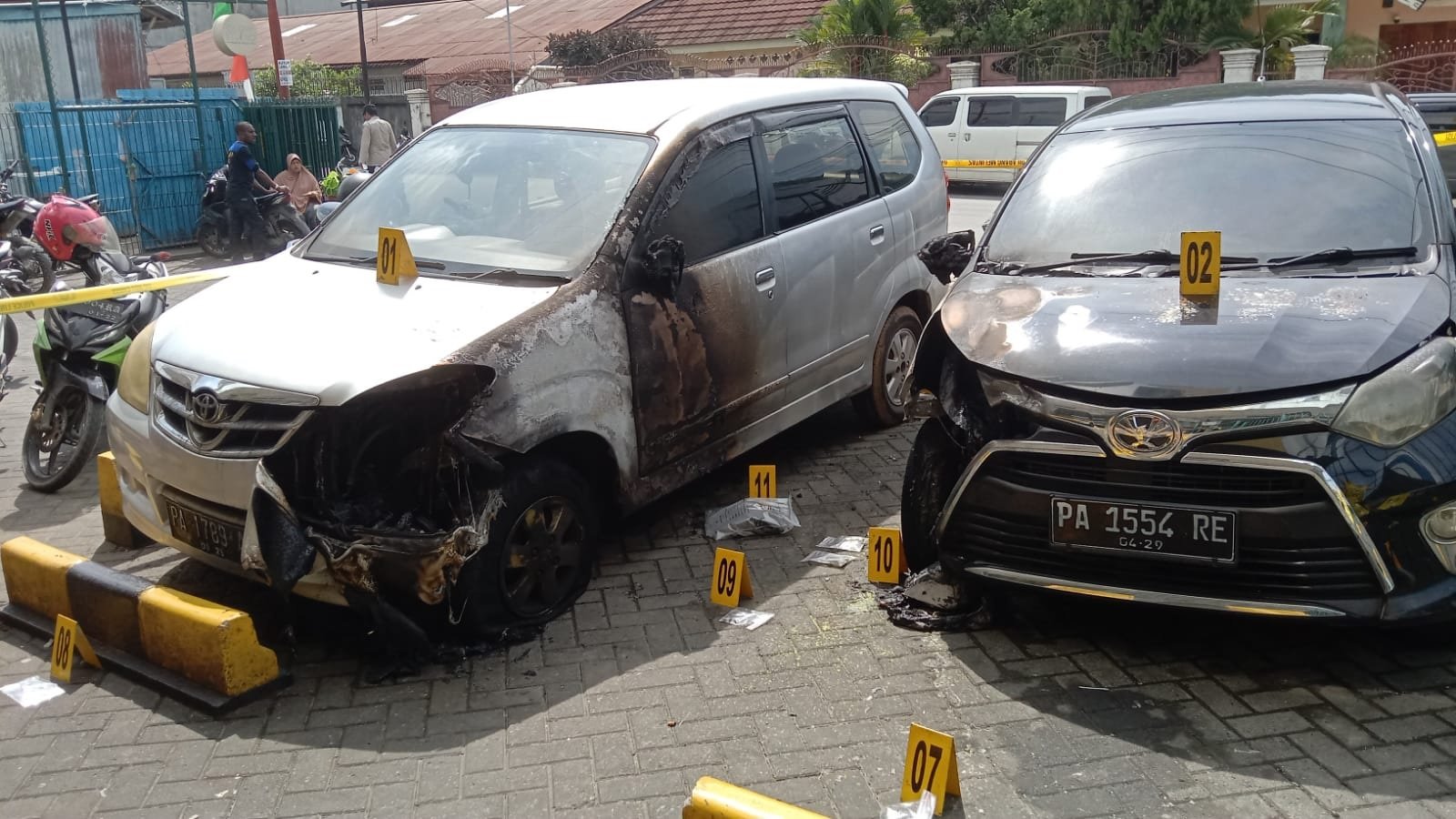 Kodisi dua unit mobil milik Kantor Redaksi Jubi yang rusak terkena bom molotov yang dilempar orang tak dikenal