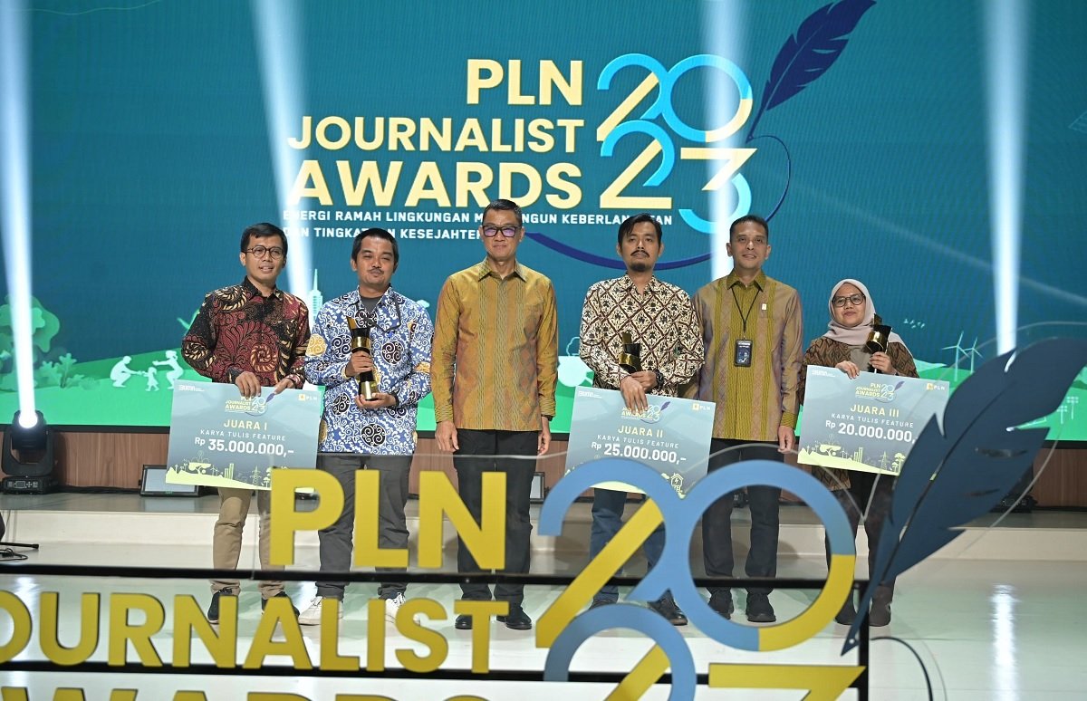 Direktur Utama PLN Darmawan Prasodjo (tiga dari kiri) didampingi Executive Vice President Komunikasi Korporat dan TJSL PLN Gregorius Adi Trianto (dua dari kanan) ketika berfoto dengan para pemenang PLN Journalist Award 2023 kategori Karya Tulis Feature, yaitu Jurnalis Harian Kompas Aditya Putra Perdana (kiri) dan Ismail Zakaria (dua dari kiri) sebagai juara 1, Jurnalis Majalah Tempo Khairul Anam (tiga dari kanan) sebagai juara 2, dan Jurnalis Kumparan Ema Fitriyani (kanan) sebagai juara 3.