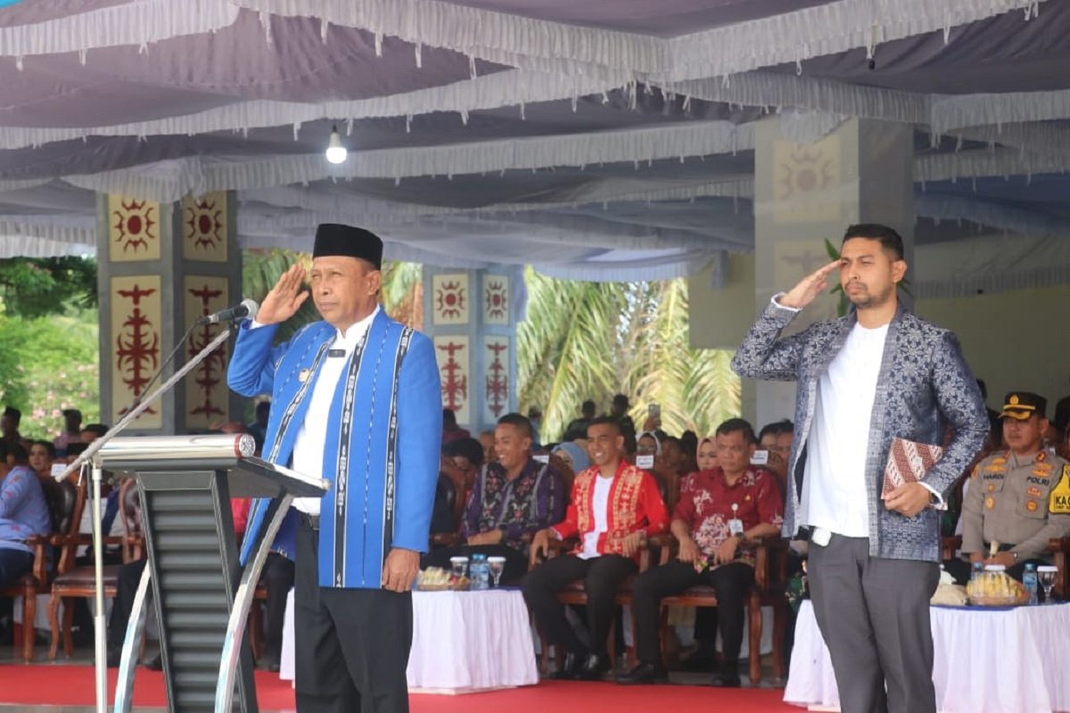 Pejabat Bupati Maluku Tengah Rakib Sahubawa saat memimpin upacara HUT Kota Masohi ke 67 di Lapangan Nusantara Kota Masohi, Senin (4/11/2024)