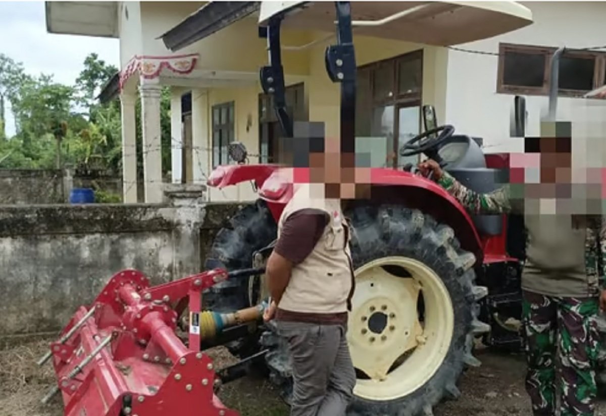 Traktor  bantuan pemerintah pusat kepada kelompok tani di Maluku Tengah