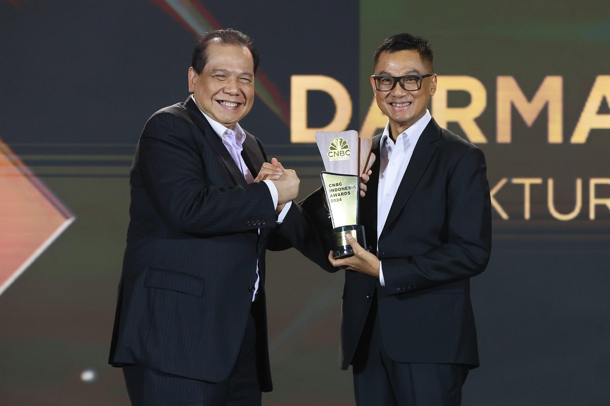 Direktur Utama PT PLN (Persero), Darmawan Prasodjo kembali dinobatkan sebagai CEO of The Year .