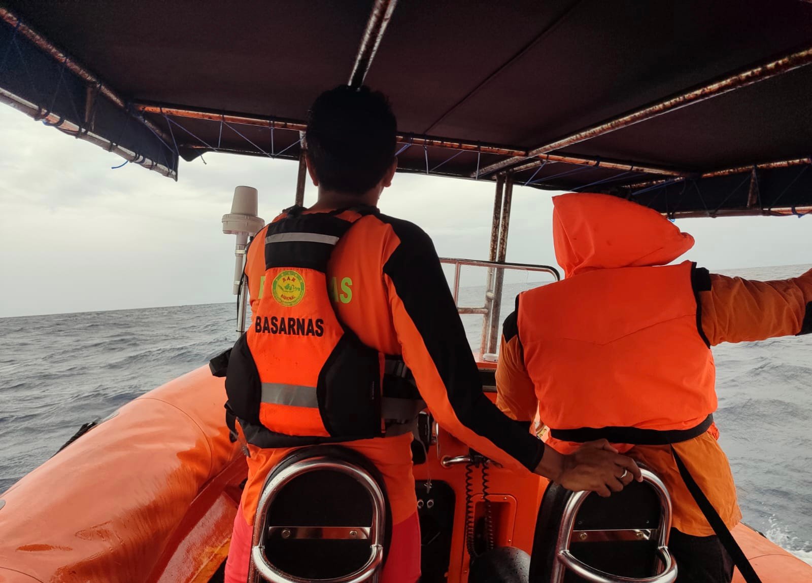 Tim SAR Gabungan Melakukan Pencarian Terhadap Nelayan Hilang di Perairan Pulau Haruku. (foto : Humas Basarnas)