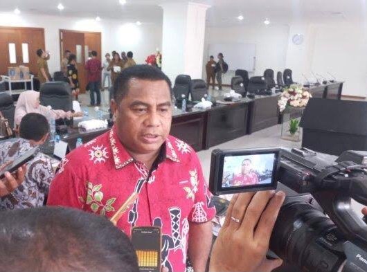 Ketua DPRD Maluku, Benhur G. Watubun saat memberikan keterangan kepada wartawan.