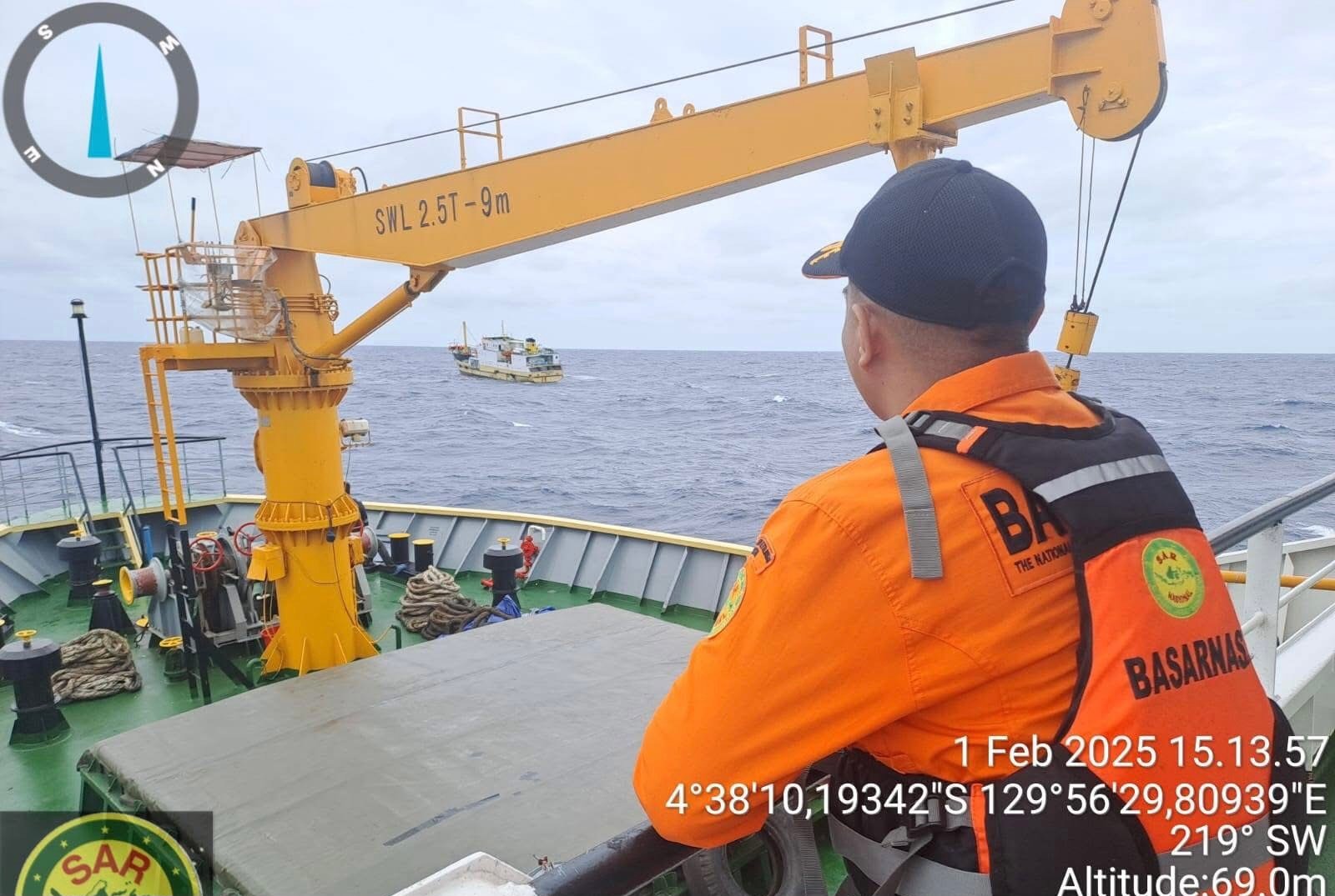 Tim SAR Gabungan Mengevakuasi KM. Berkat Tolada yang alami mati mesin di perairan Pulau Run.