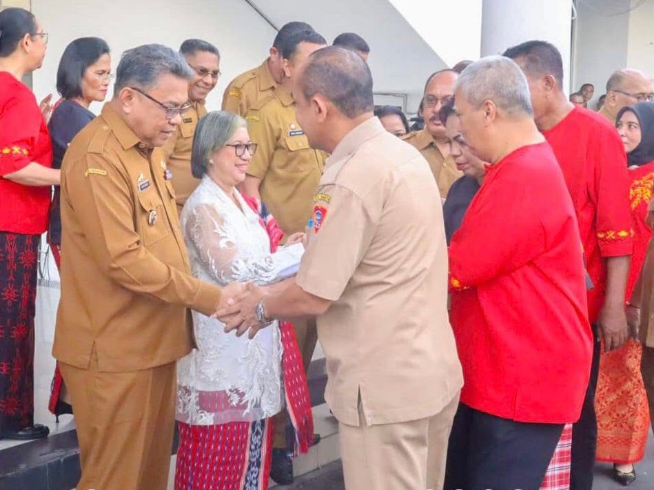 Pj Walikota Ambon, Dominggus N. Kaya berpamitan dengan ASN (foto : Istimewa)