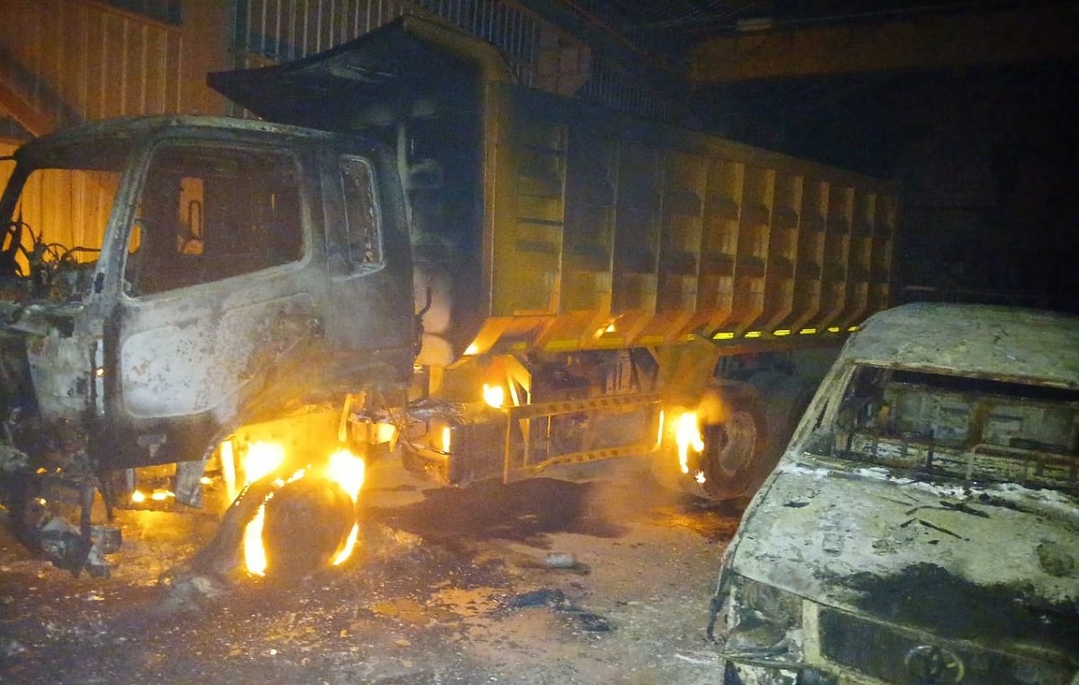 Dua unit mobil milik  PT Waragonda Minerals Pratama ikut terbakar dalam aksi brutal yang dilakukan oleh warga negeri Haya pada  Minggu (16/2/2025