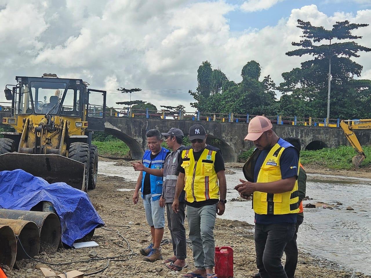 BPJN Maluku lakukan penanganan sementara di jembatan Wai Mert yang jebol akibat banjir deras (foto : Istimewa)