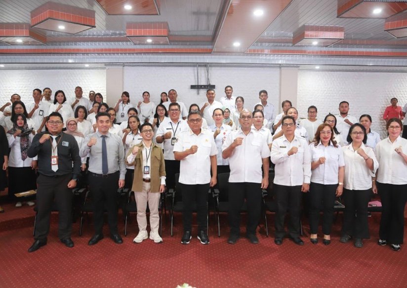 ASN Pemkot Ambon yang bertugas sebagai pengelola pajak dan retribusi foto bersama Pj Walikota Ambon Dominggus N. Kaya, pihak OJK Maluku dan Bank Indonesia.