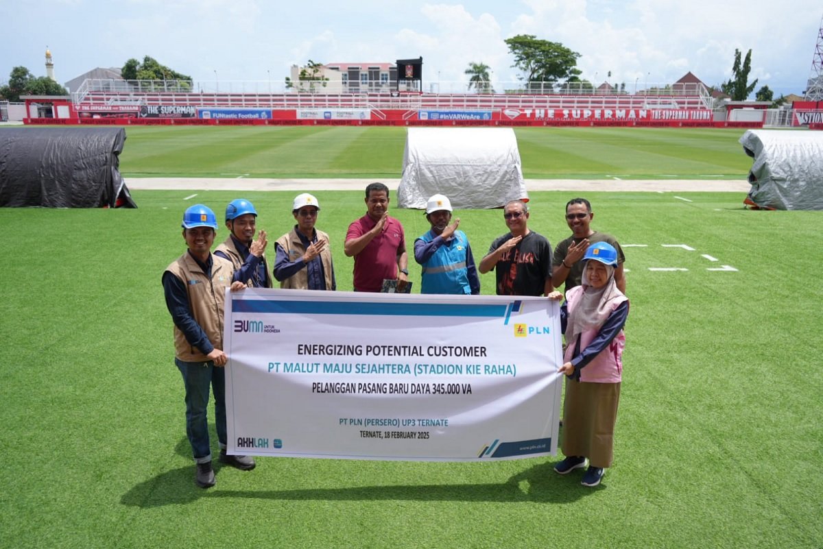 Unit Pelaksana Pelayanan Pelanggan (UP3) Ternate bersama Unit Layanan Pelanggan (ULP) Ternate Selatan yang sukses memasok listrik pelanggan potensial sebesar 345.000 Volt Ampere (VA) untuk Stadion Gelora Kie Raha pada Selasa (18/2/2025).