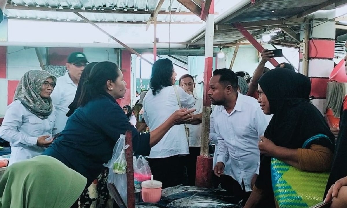 Wakil Bupati (Wabup) Kabupaten Maluku Tengah  terpilih Mario Lawalata melakukan blusukan (kunjungan) ke pasar Binaya, Masohi pada Rabu (12/02/2025).