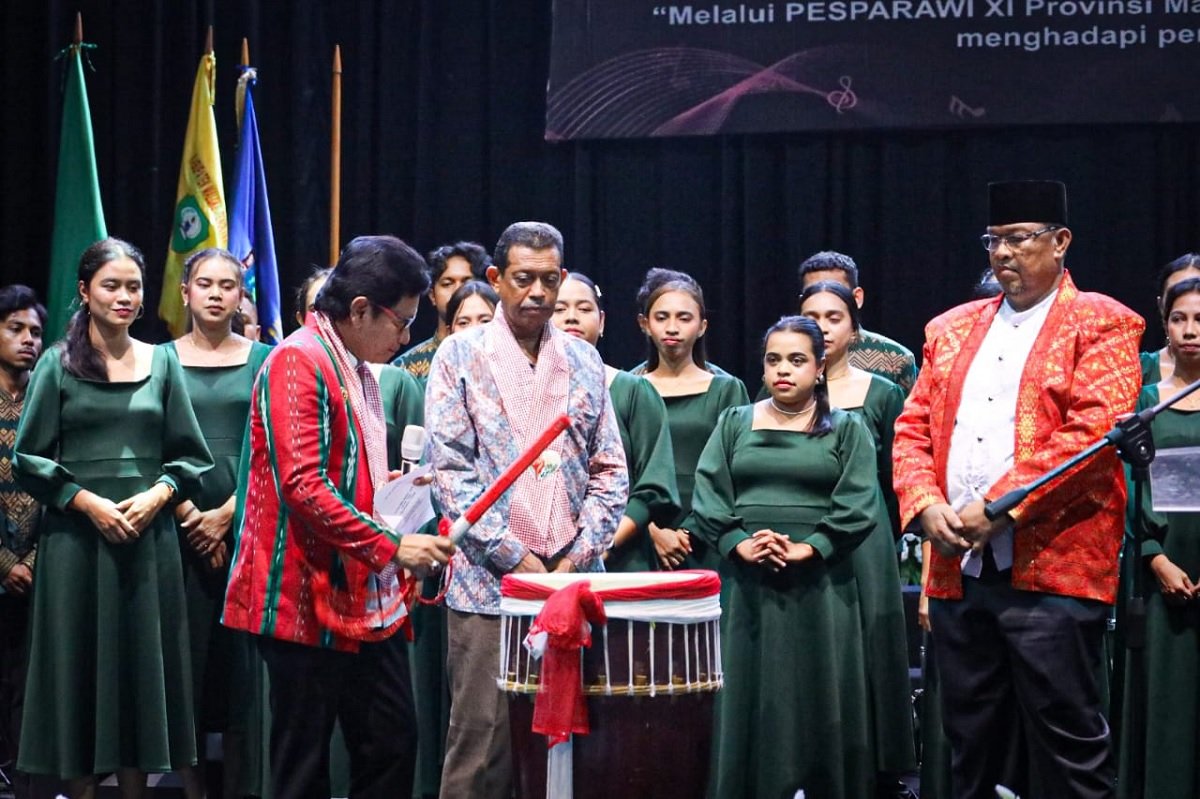 Penjabat  Gubernur Maluku Sadali Ie membuka Pesparawi XI Provinsi Maluku Tahun 2025 yang dipusatkan  di Gedung Taman Budaya Ambon, Senin (17/2/25) pagi.