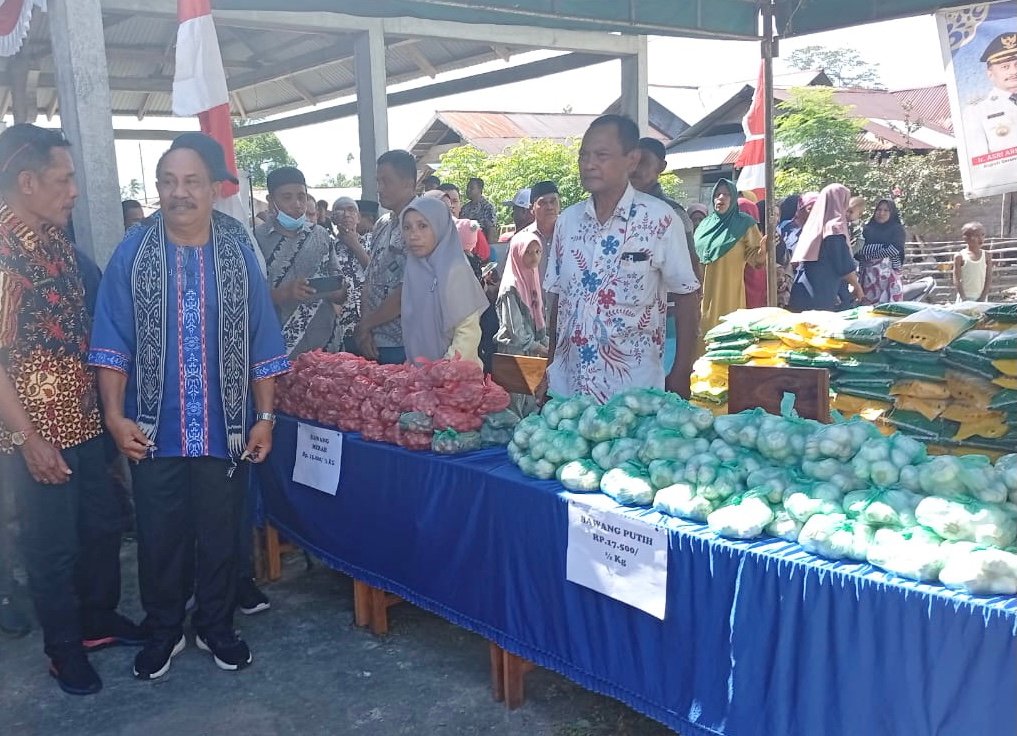 Wakil Bupati SBB, Selfianus Kainama saat mengunjungi pasar murah yang digelar di Dusun Tanah Goyang,  Desa Loki