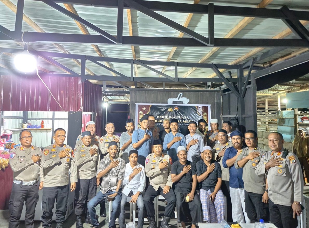 Kapolres SBT, Wakapolres dan sejumlah pejabat Polres SBT foto bersama insan pers usai acara silaturahmi dan buka puasa bersama. (foto : Humas Polres SBT)