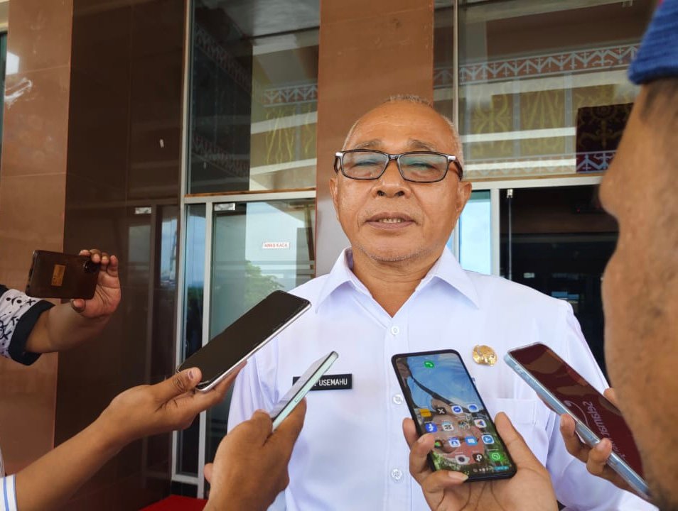 Kepala Dinas PUPR Maluku, Ismail Usemahu saat memberikan keterangan kepada wartawan (foto : beritabeta.com)