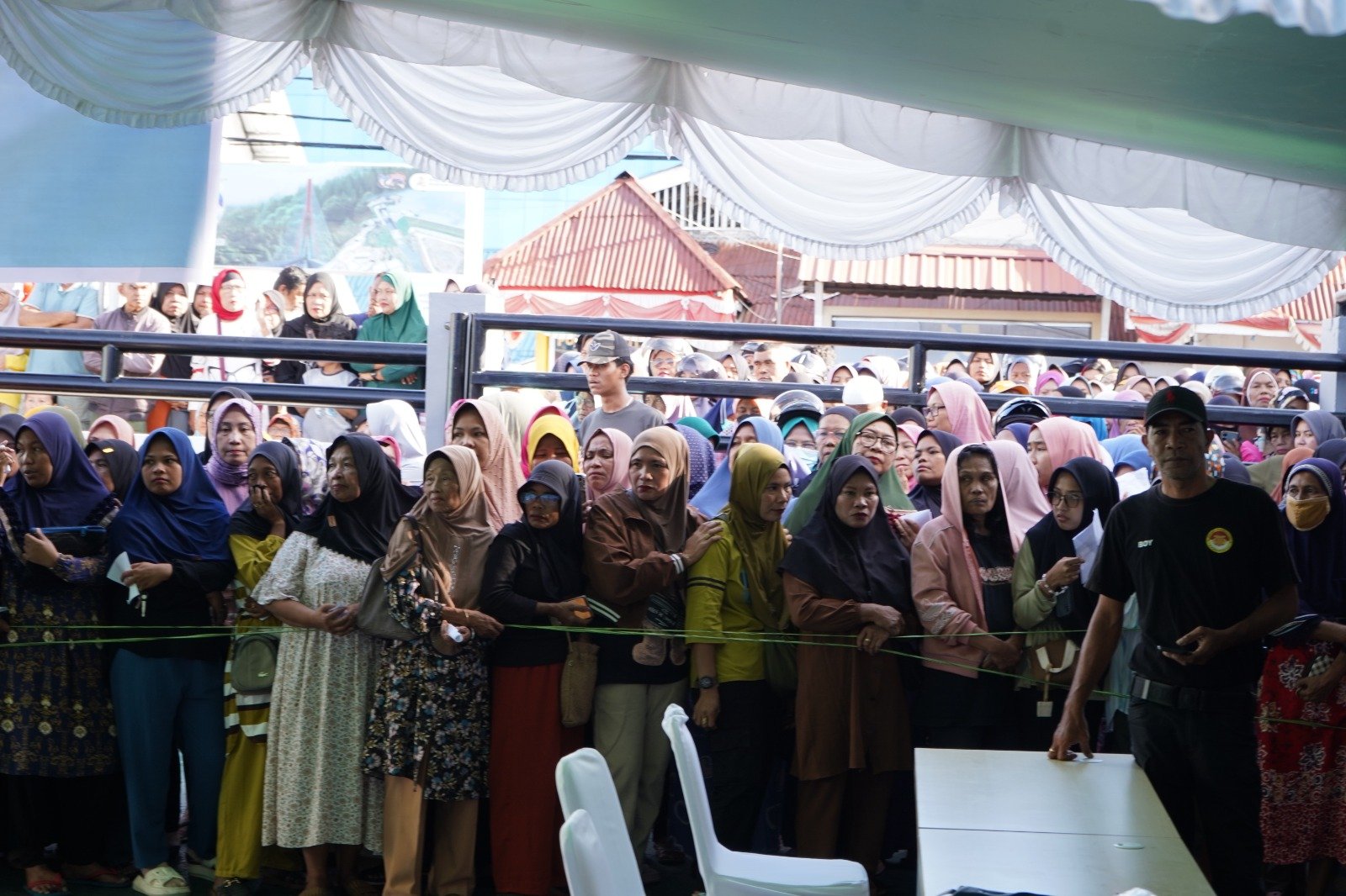 Antrian warga saat menyerbu pasar murah Ramadhan 1446 yang digelar di pelataran Kantor PLN UP3 Ternate, Jumat (14/03/2025)