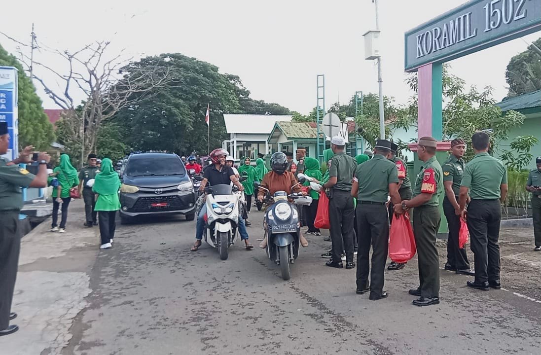 Koramil 1502-06/Bula membagi ratusan paket takjil ke warga di Kota Bula, Kabupaten Seram Bagian Timur (SBT).