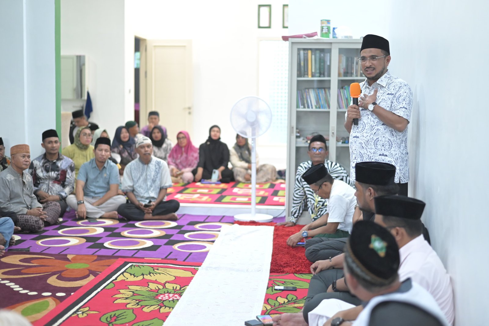 Bupati SBT, Fachri Husni Alkatiri menyampaikan arahan pada acara silaturahmi dan buka puasa bersama dengan tim dan pendukung Fachri-Vitho. (foto : Istimewa)