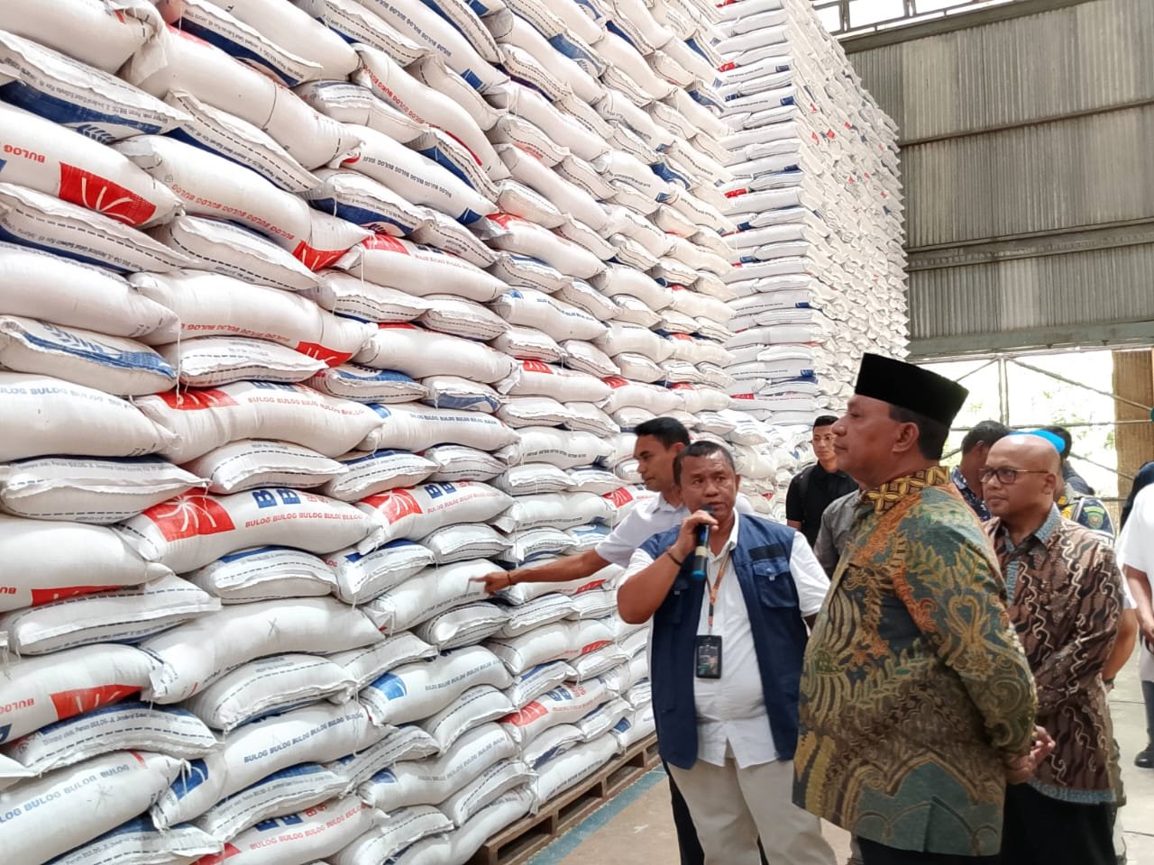 Wagub Maluku, Abdullah Vanath melakukan pengecekan stok Bahan Pokok di Kota Ambon. (foto : beritabeta.com)