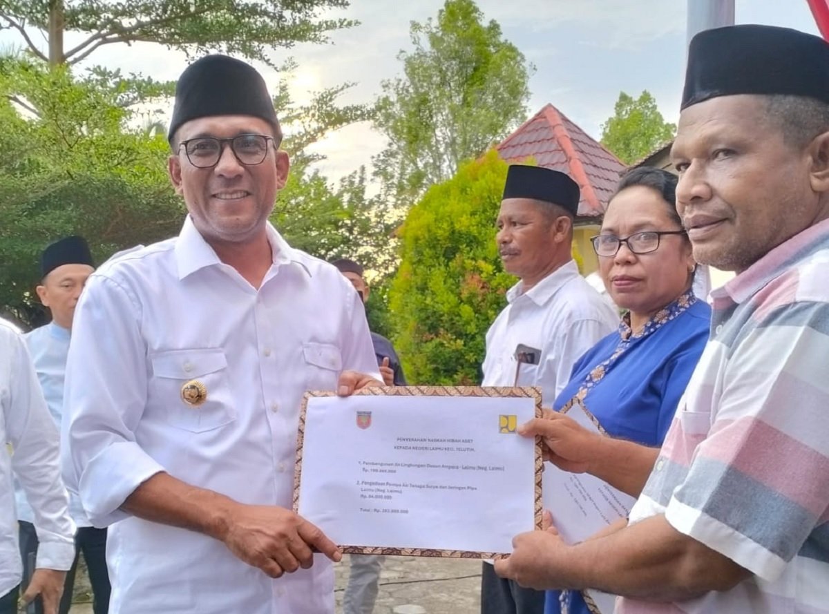 Bupati Malteng Zulkarnain Awat Amir saat menyerahkan bantuan dana hibah kepada sejumlah negeri di Kecamatan Teluti