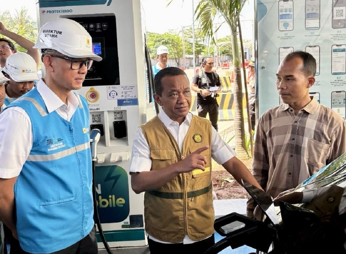 Menteri ESDM Bahlil Lahadalia didampingi Direktur Utama PLN, Darmawan Prasodjo saat melakukan inspeksi ke SPKLU yang ada di Pelabuhan Merak, Banten menyambut Hari Raya Idulfitri 1446 H, pada Kamis (13/3/2025).