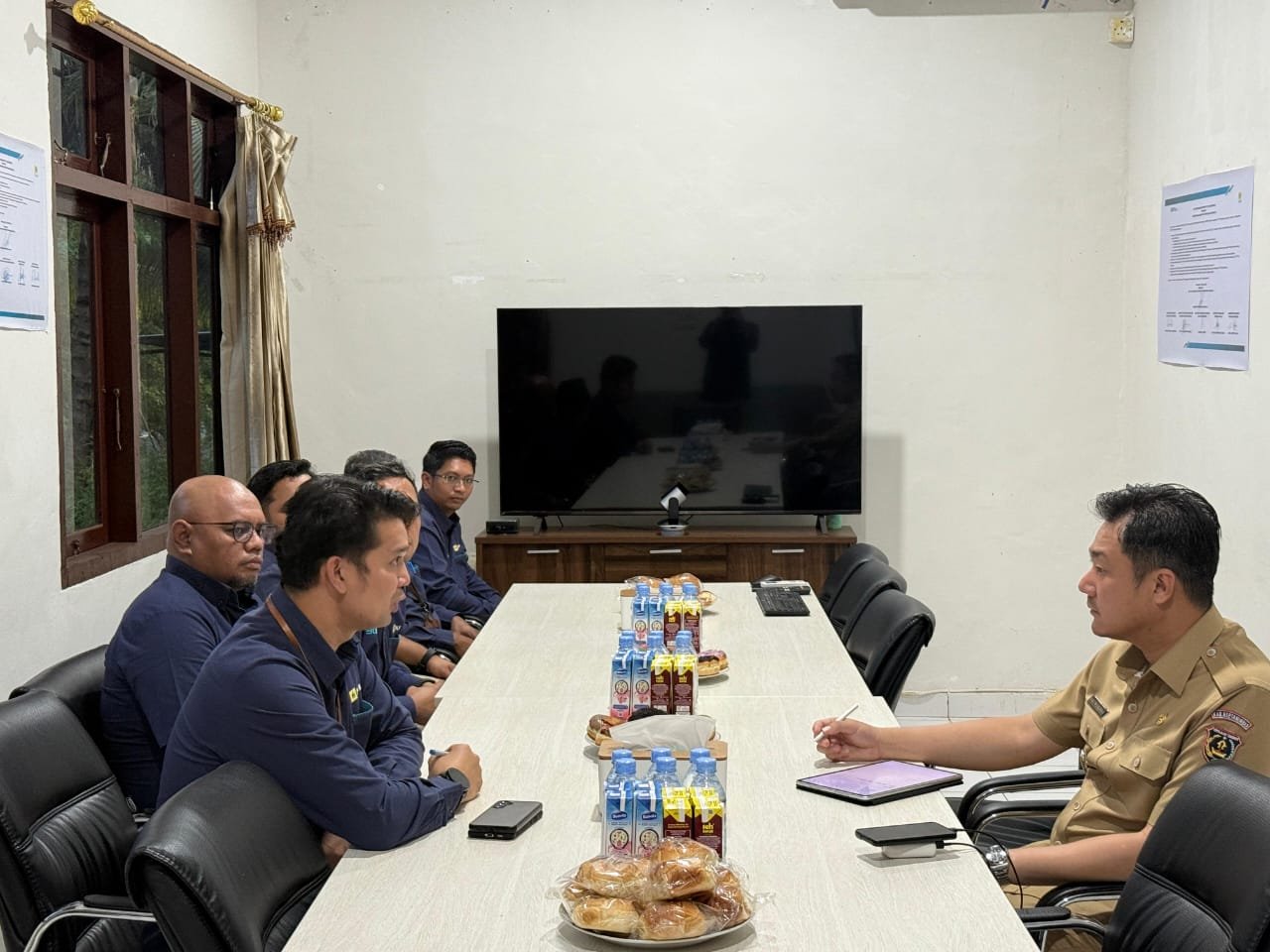 Bupati KKT, Ricky Jauwerissa sambangi PLN UP3 Saumlaki. (foto : Istimewa)