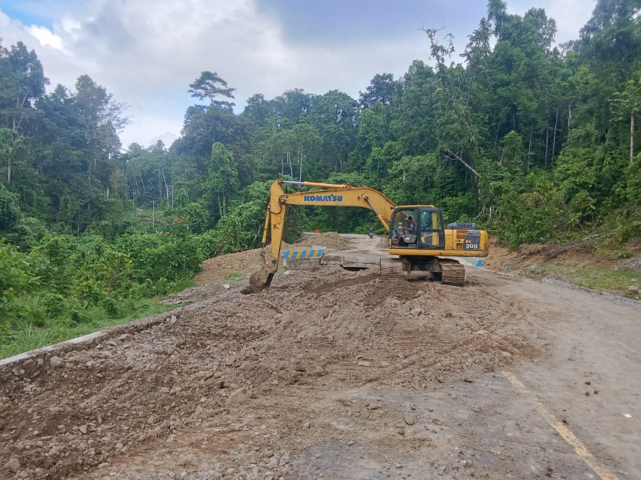 Perbaikan jalan rusak di ruas Bula-Masiwang (foto : istimewa)