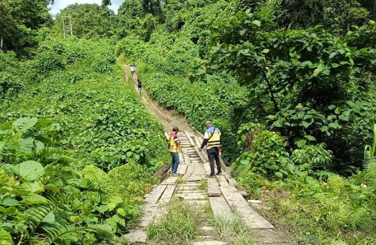 Tim survei dari BPJN Maluku meninjau beberapa lokasi yang akan dibangun jembatan di Kabupaten Maluku Tengah