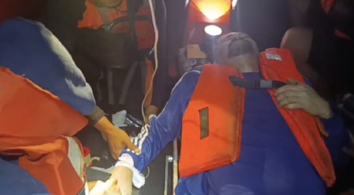 Proses evakuasi ABK MV. Yasa Uranus oleh Tim SAR Gabungan di Perairan ARU