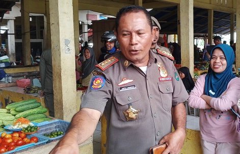 Kasatpol PP SBT, Saiful Ichwal Rumodar berbincang-bincang dengan para pedagang Pasar Gumumae Bula. (foto : istimewa)