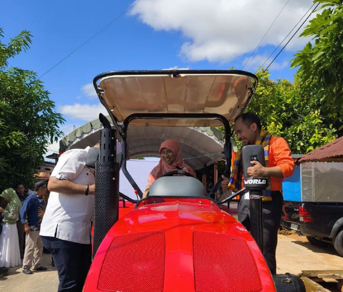 Anggota Komisi IV DPR RI Saadiah Uluputty saat menyerahkan bantuan alsintan kepada petani Desa Grandeng, Kabupaten Buru