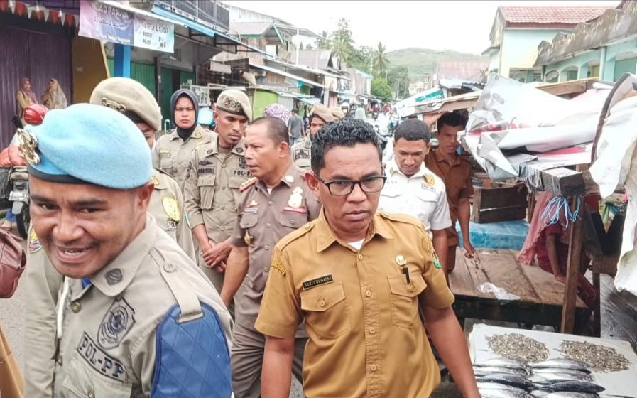 Diskoperindag dan Satpol PP SBT melakukan sosialisasi dan pemberitahuan penertiban pedagang. (foto : istimewa)