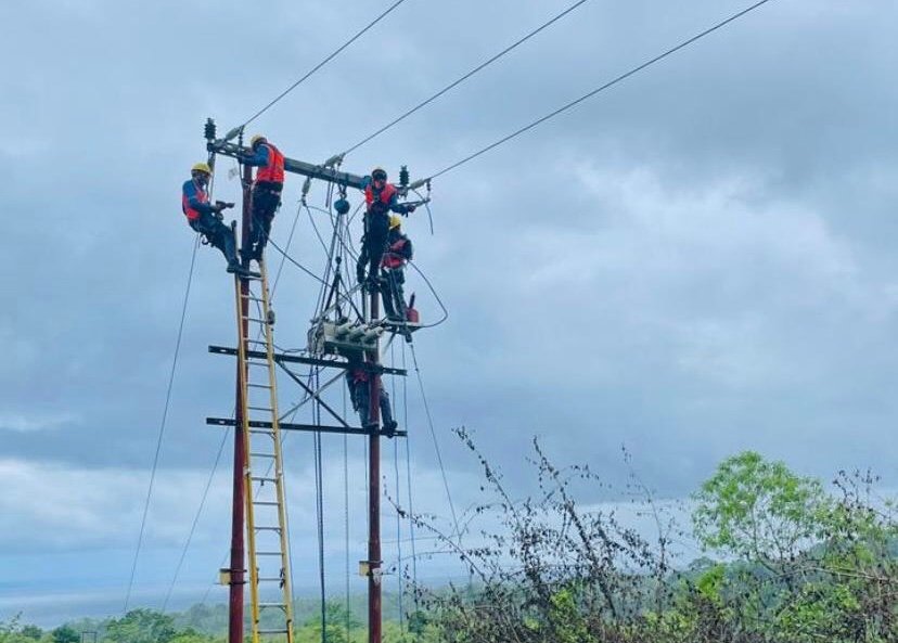 PLN ULP Kairatu bergerak cepat memulihkan jaringan listrik yang terdampak cuaca ekstrem di Kecamatan Inamosol, Kabupaten SBB.