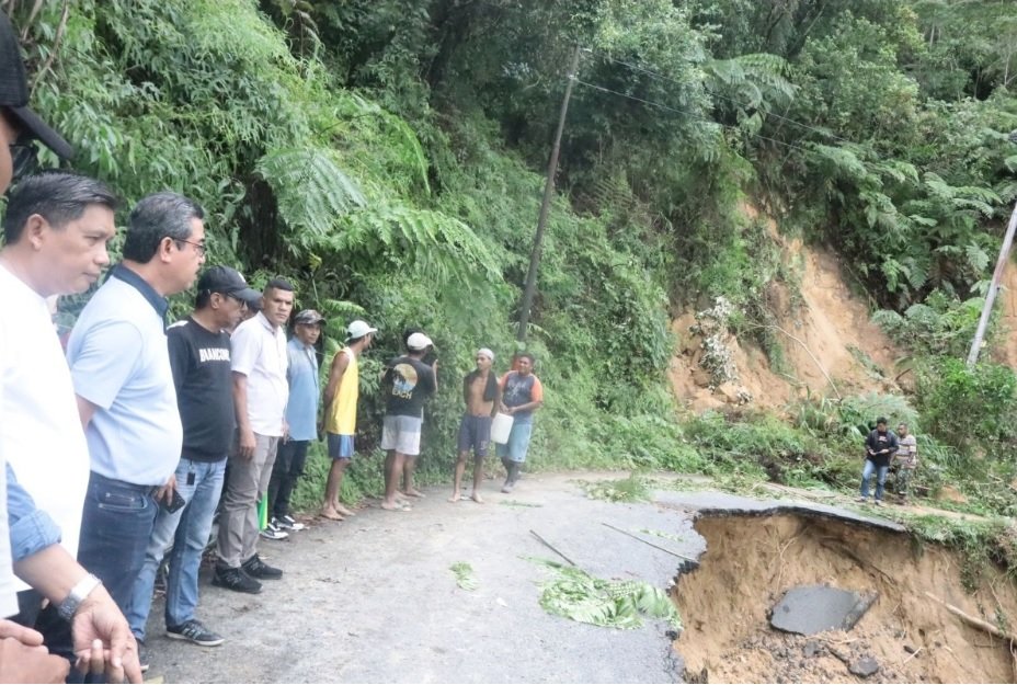 Gubernur Maluku Hendrik Lewerisaa bersama Wali Kota Ambon Bodewin Wattimena saat meninjau lokasi longsor Negeri Naku Kecamatan Leitimur Selatan pada Minggu (22/6/2026)
