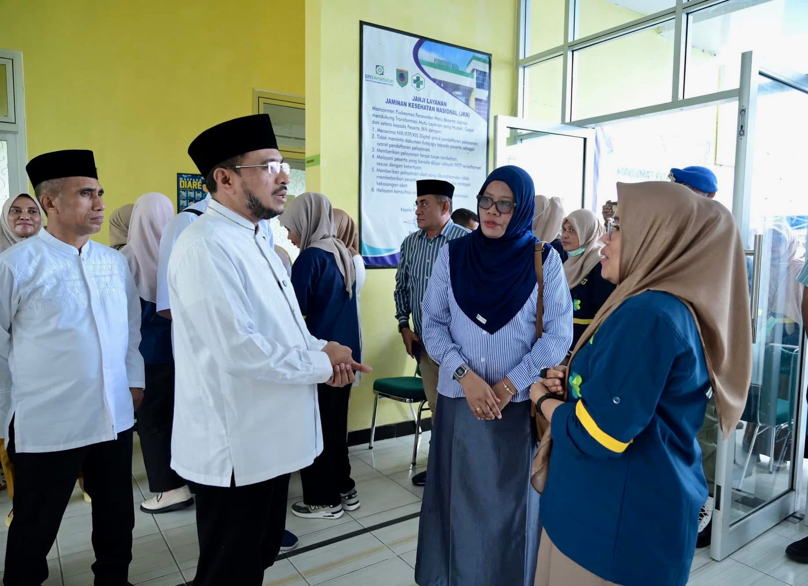 Bupati SBT Fachri Husni Alkatiri bersama Pj Sekda SBT Achmad Q. Amahoru dan Plt Kepala Dinkes SBT Punira Kilwalaga berbincang dengan Kepala Puskesmas Waru Jubaeda Mau. (foto : beritabeta.com)