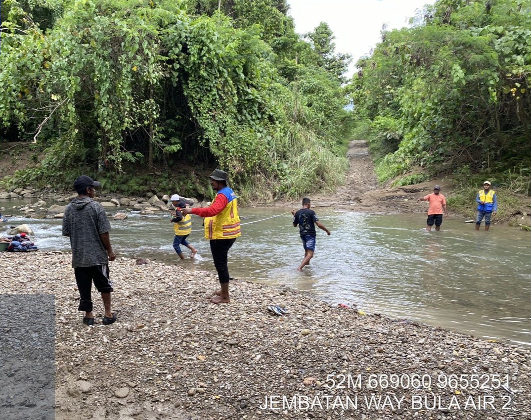 Tim BPJN Maluku bersama Bidang Bina Marga Dinas PUPR SBT melakukan telah/kajian teknis pada tiga jembatan di Kota Bula. (foto : istimewa)