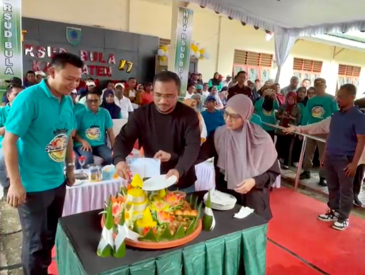 Bupati SBT, Fachri Husni Alkatiri didampingi Ketua TP-PKK SBT, Ika Fachri Alkatiri memotong tumpeng HUT RSUD Bula ke-17 tahun untuk diberikan kepada Plt Direktur RSUD Bula, Deny Suryana.
