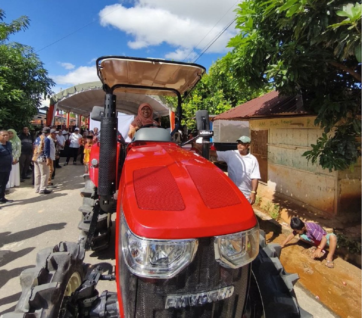 Penyerahan Bantaun Alsintan dilakukan Anggota DPR RI Saadiah Uluputty kepada petani di Desa Karang Jaya