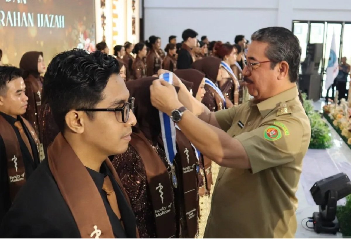 Gubernur Maluku Hendrik Lewerissa menyalami para dokter baru lulusan Unpatti (Foto :ANTARA)
