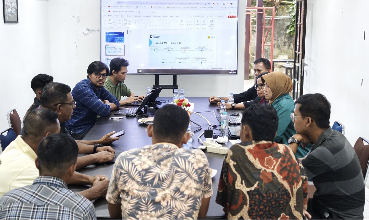 Rapat koordinasi PLN Maluku bersama Pemerintah Kota Ambon dalam rangka melakukan validasi data Penerangan Jalan Umum (PJU) pada Kamis (17/7/2025).