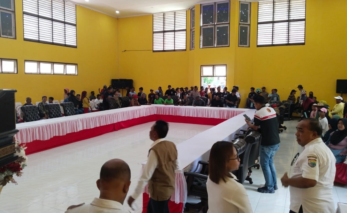 Ratusan warga mendatangi Gedung DPRD Kabupaten SBB menyampaikan protes atas penutupan Perusahaan Pisang Abaka