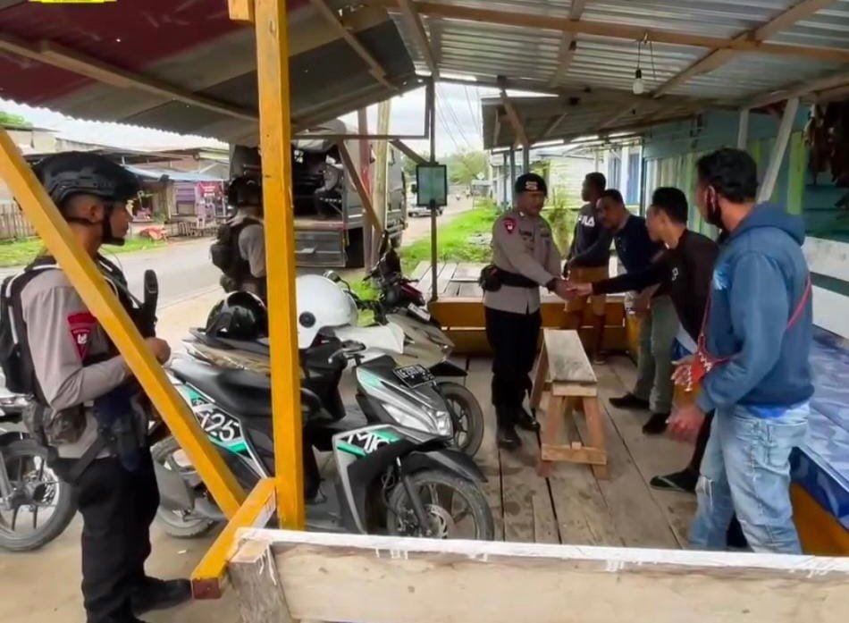 Personil Kompi Batalyon B Pelopor rutin melakukan patroli Pemeliharaan Keamanan dan Ketertiban Masyarakat (Harkamtibmas) di Kabupaten Seram Bagian Timur (SBT).