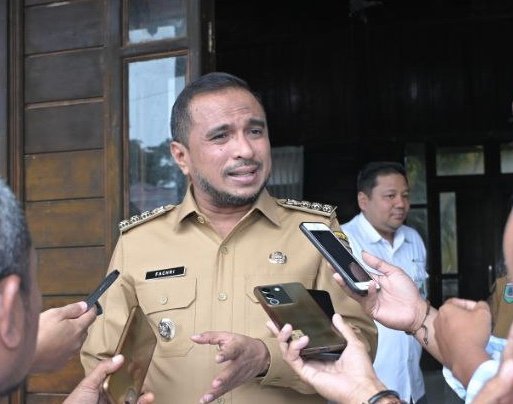 Bupati SBT, Fachri Husni Alkatiri memberikan keterangan kepada wartawan di Pendopo Bupati, Selasa (15/7/2025)