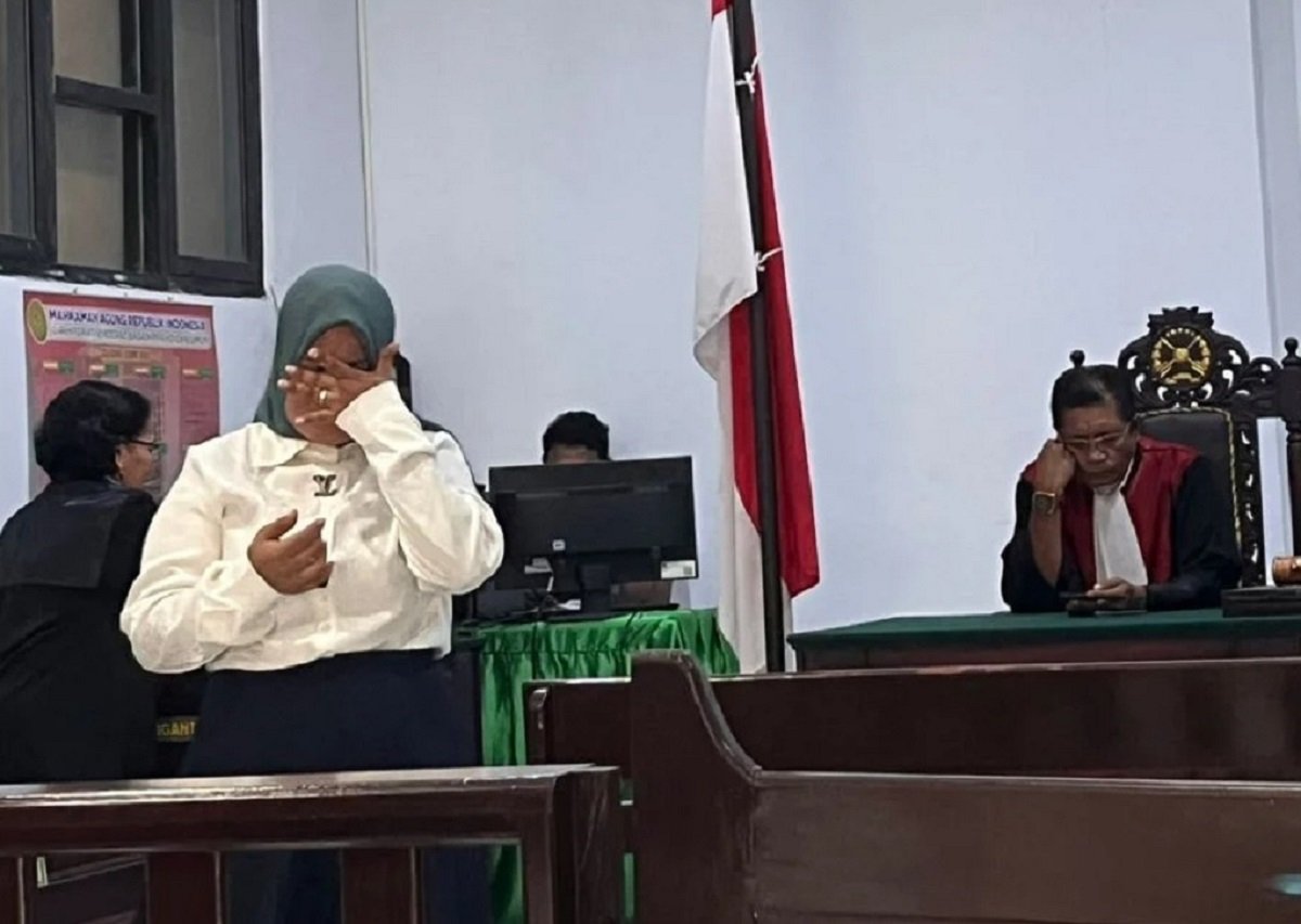 Terdakwa saat menjalani sidang di PN Ambon
