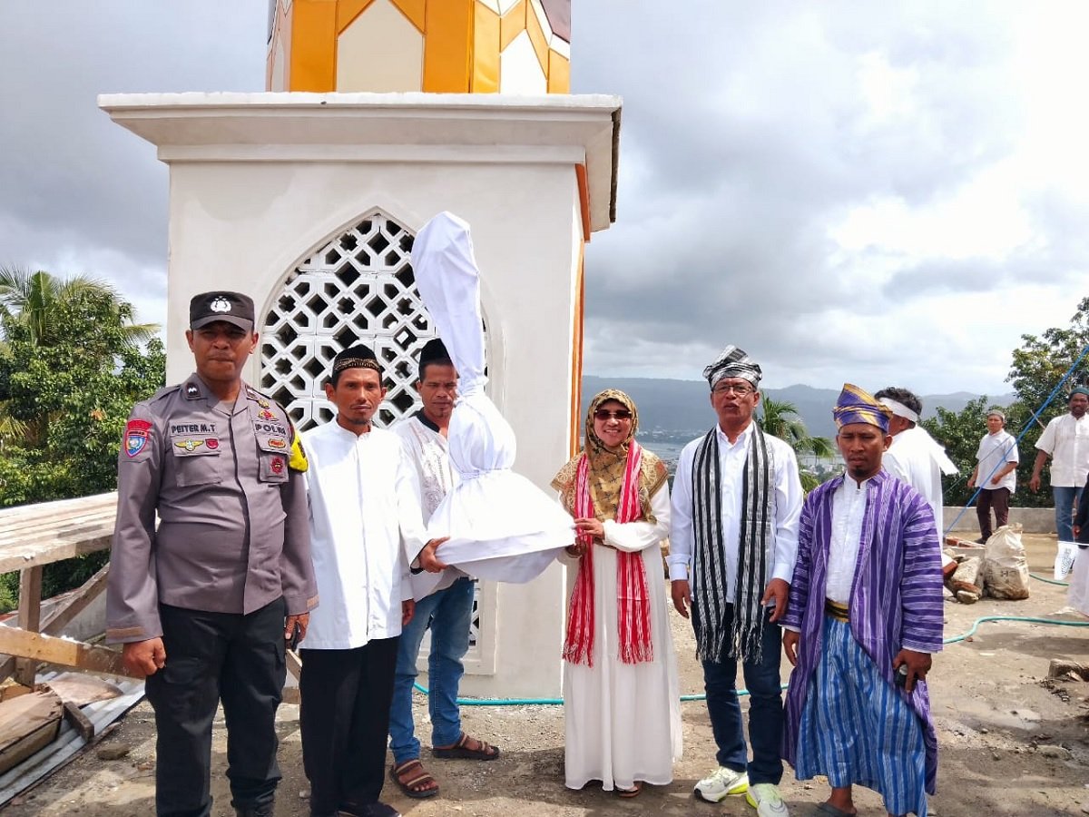 Anggota DPR RI, Dapil Maluku Saadiah Uluputty saat mengikuti proses peresmian kubah Masjid Masjid Al-Hidayah di Wara Kembang Buton, Kecamatan Sirimau, Kota Ambon.