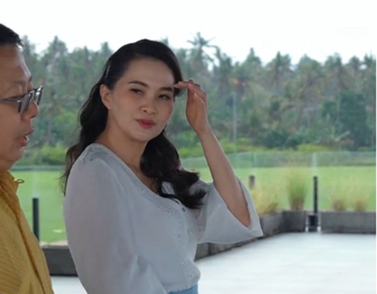Gubernur Maluku Utara, Sherly Tjoanda saat mengunjungi tempat latihan Bali United di kawasan Pantai Purnama, Sukawati, Kabupaten Gianyar, pada Sabtu (12/7/2025).